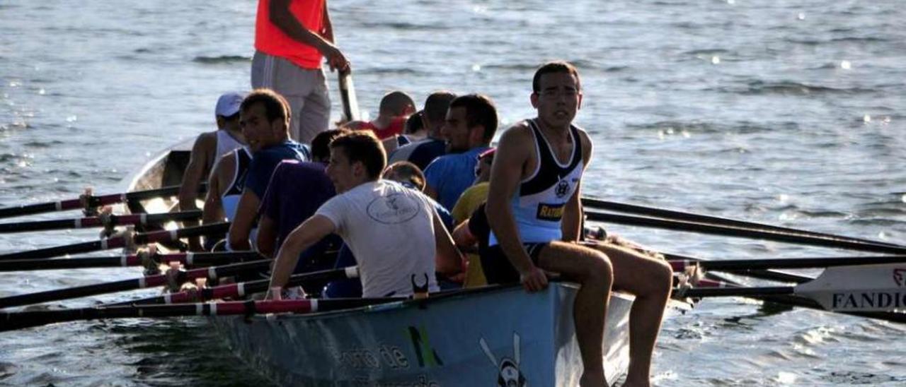 Trainera de Vilaxoán durante una competición en aguas de la ría de Arousa. // Iñaki Abella