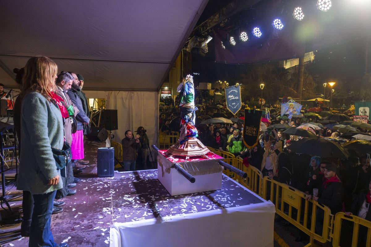FOTOS | Las cofradías rinden un emotivo minuto de silencio por las víctimas del accidente de Córdoba: "Hemos decidido continuar con las fiestas para celebrar la vida"