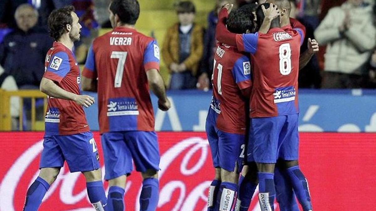 El Levante celebra el 1-0 de Morales