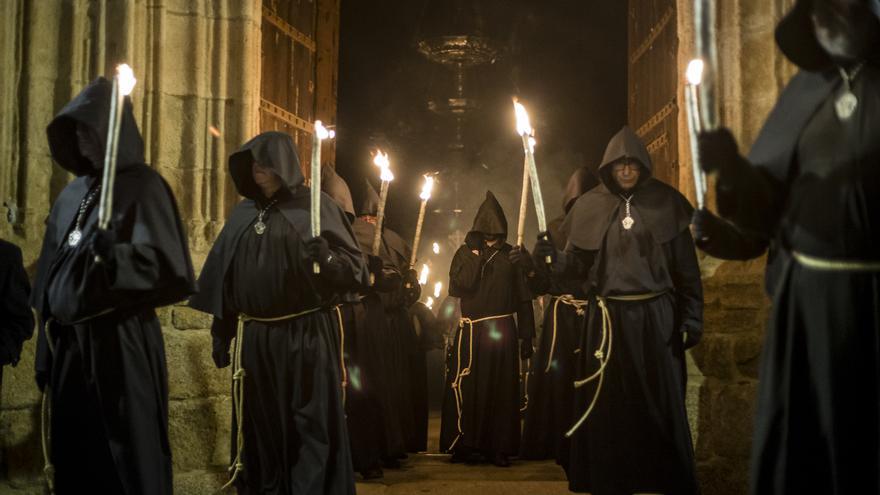 Los tres estilos de carga en la Semana Santa de Cáceres - El Periódico  Extremadura