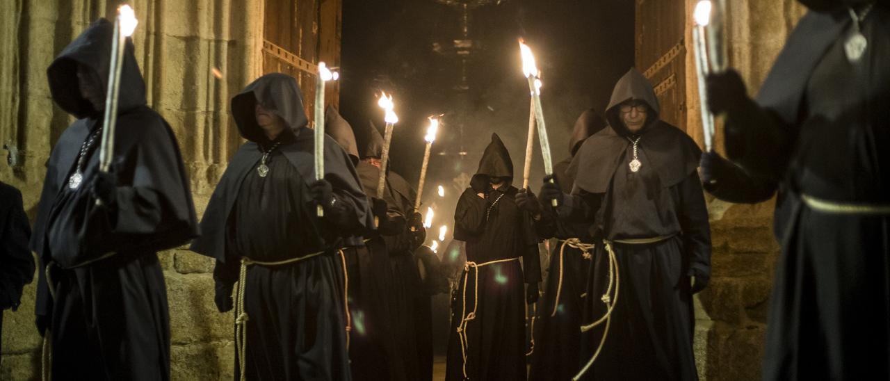 Imagen de archivo del inicio de la procesión cacereña, tras pronunciarse las palabras «¡Que salga la hermandad del Cristo Negro! ¡Dios lo quiere así!».