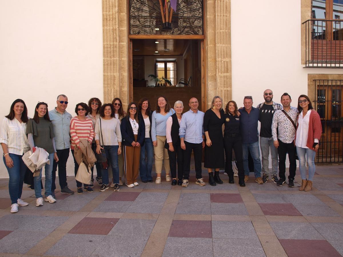 La agente con directores y representantes de la comunidad educativa de Xàbia