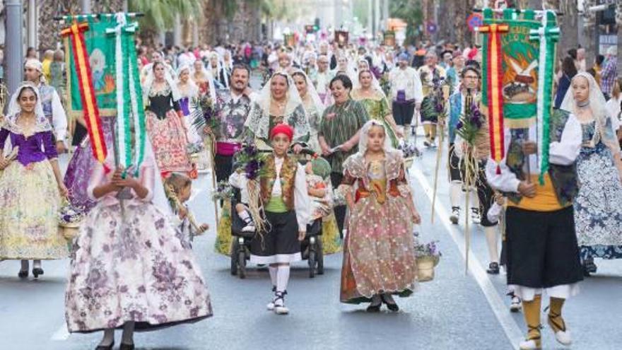 Uno de los desfiles de los festeros en las pasadas fiestas de Hogueras.