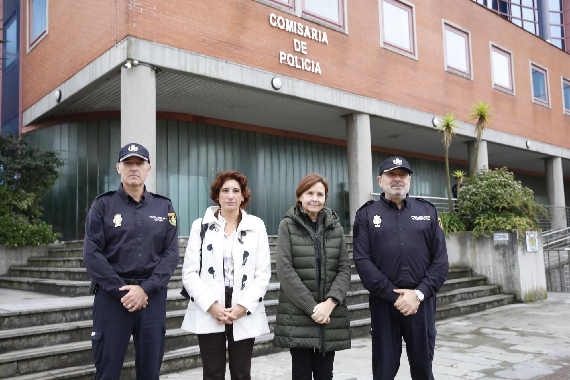 La visita de Carmen Moriyón y Nuria Bravo a la Comisaría de la Policía Nacional, en imágenes