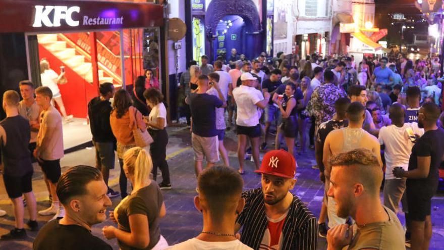 Turistas en el West End, en Sant Antoni.