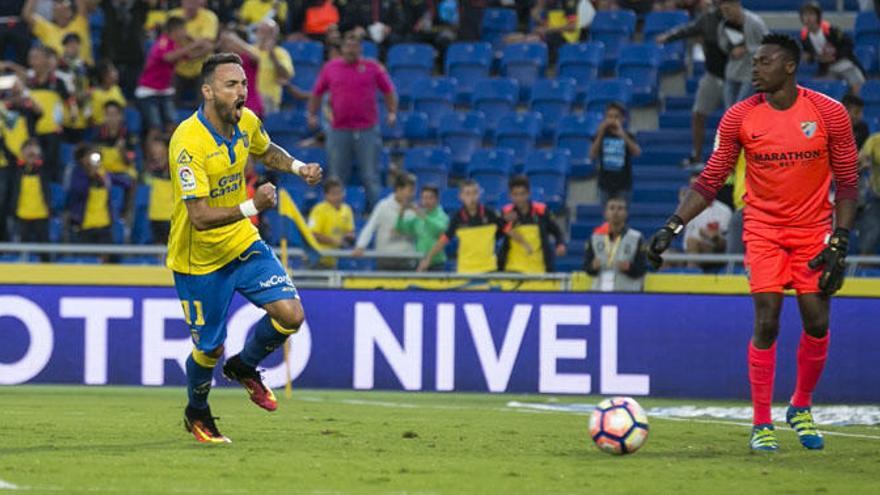 Momo, jugador de la UD Las Palmas, celebra ante la presencia del malaguista Kameni, el gol de penalti que consiguió el sábado en el Estadio Gran Canaria.