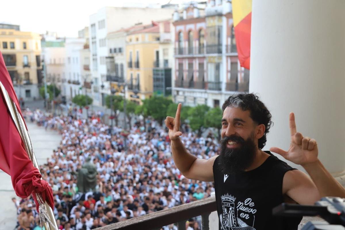 Cralos Bravo durante la celebración del ascenso en el balcón del Ayuntamiento.