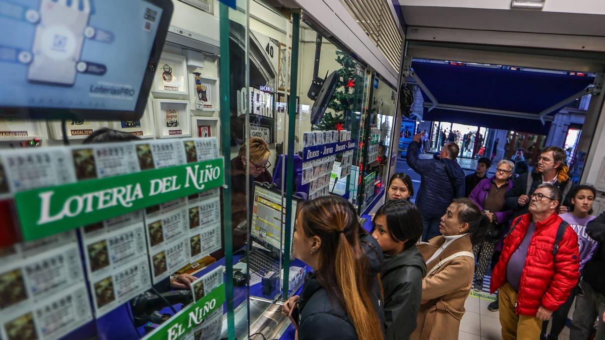 Colas de compradores para hacerse con un número de la Lotería del Niño en una administración de Barcelona.