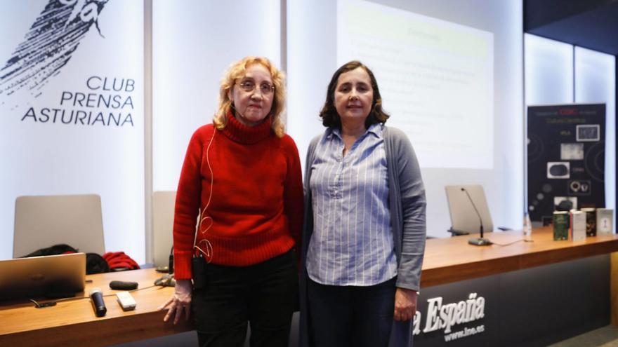 Beatriz Gato Rivera y María Fernández, ayer, en el Club Prensa Asturiana. | Luisma Murias