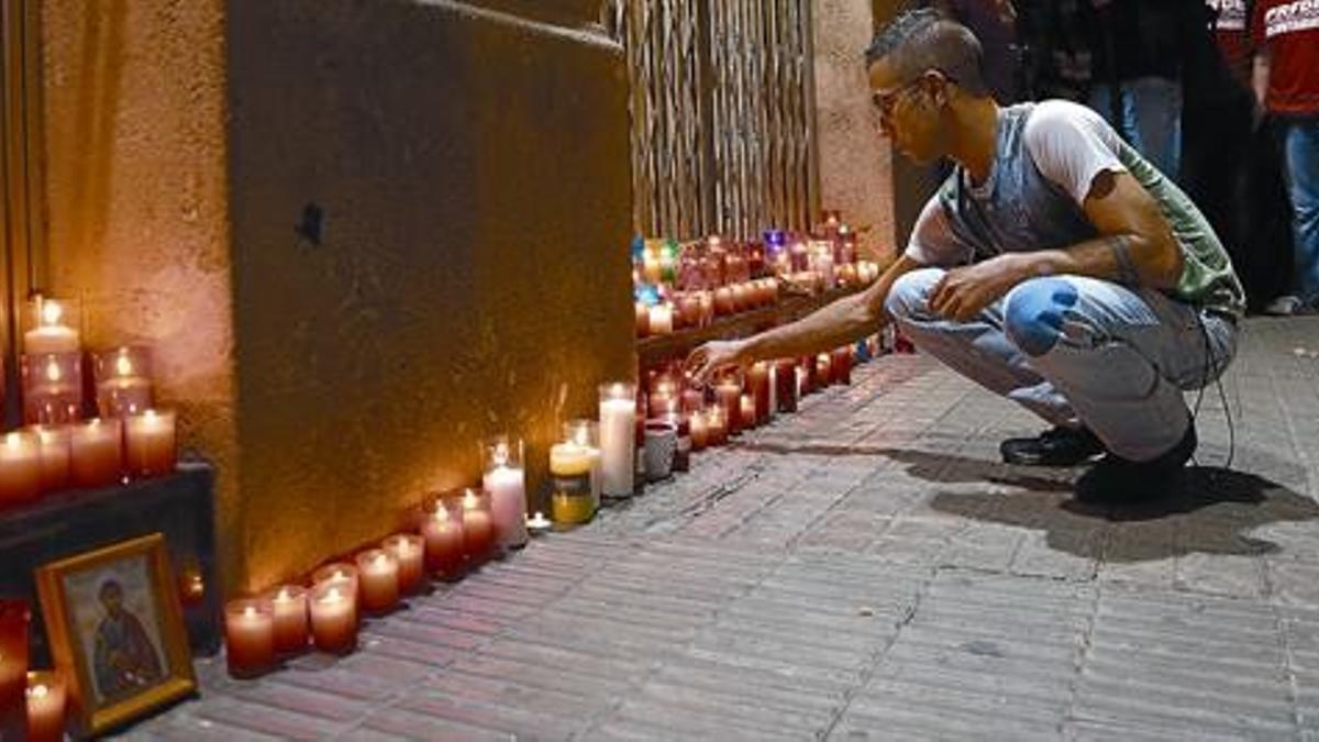 Velas en memoria del propietario de la tienda American Men.