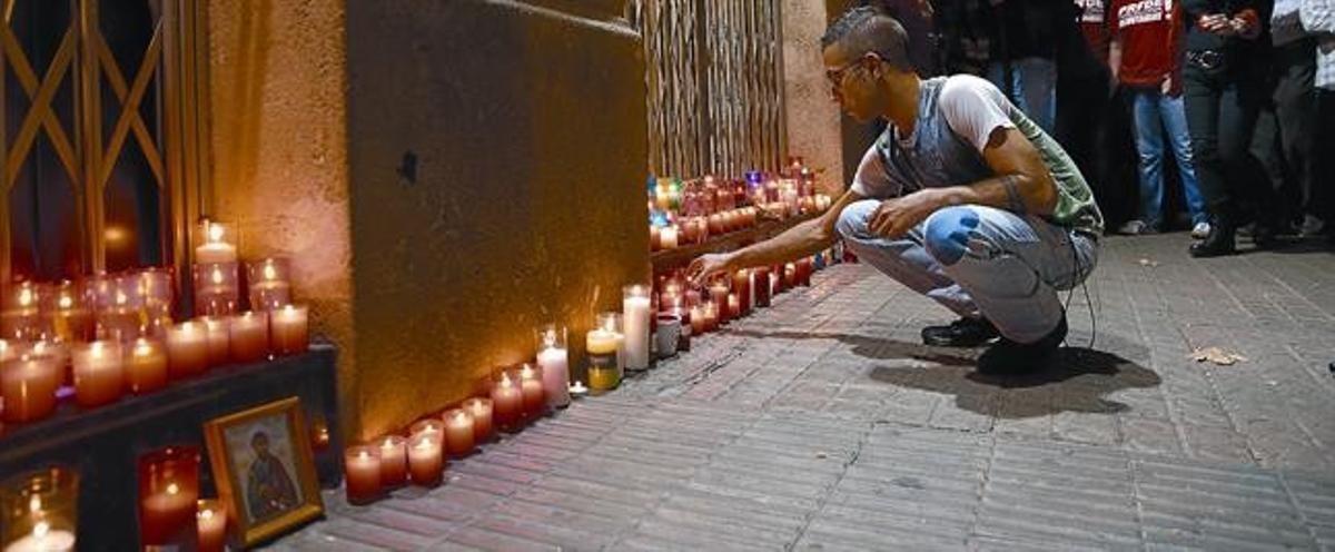 Velas en memoria del propietario de la tienda American Men.