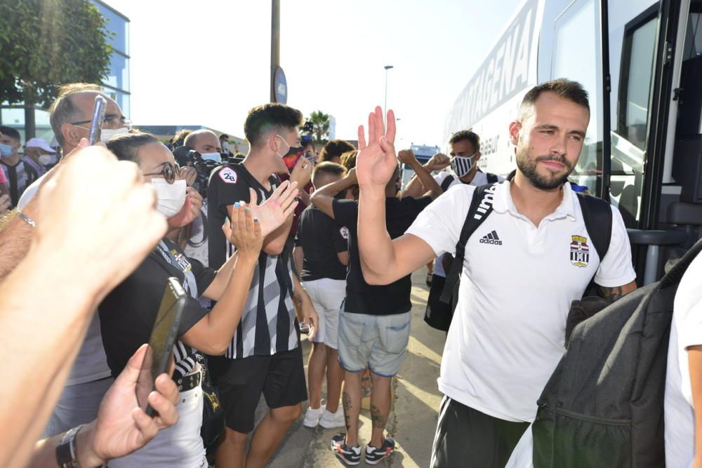 Llegada de los jugadores del FC Cartagena a la ciudad portuaria