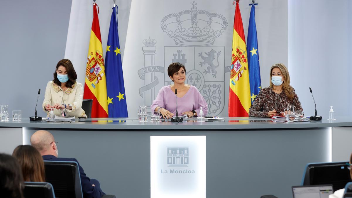 La ministra de Justicia, Pilar Llop; la ministra portavoz, Isabel Rodríguez, y la titular de Transportes, Raquel Sánchez, en la rueda de prensa posterior al Consejo de Ministros.