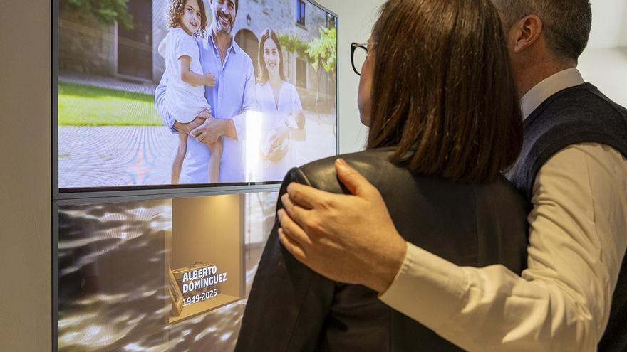 Vilanova i la Geltrú estrena un memorial pioner que utilitza pantalles interactives per personalitzar el dol