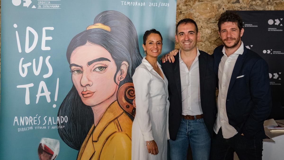 La consejera de Cultura, Nuria Flores, el gerente de la OEx, Esteban Morales, y su director titular y artístico, Andrés Salado, ayer.