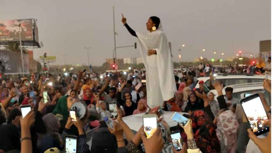 La mujer que se ha convertido en símbolo de las protestas en Sudán