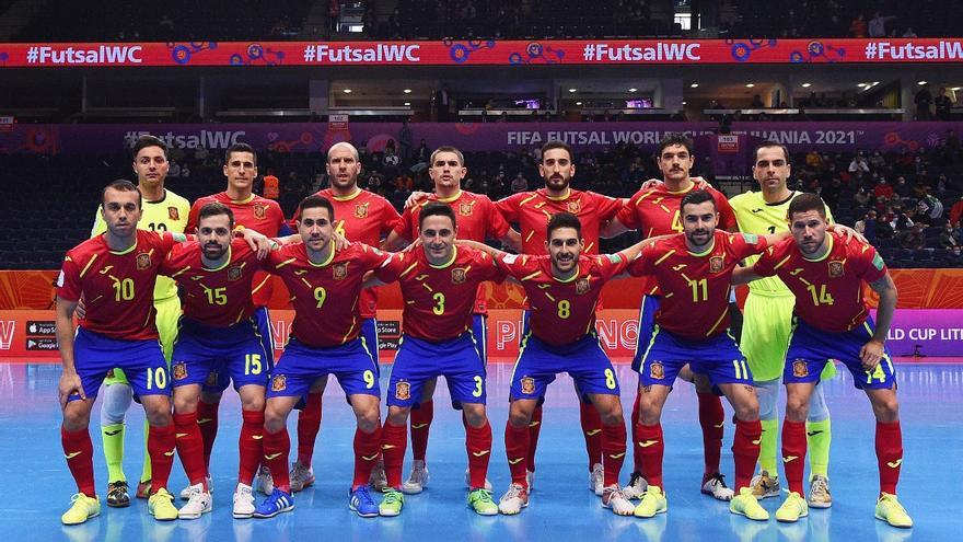 Formación de la selección española ante Portugal con Bebe (dorsal 9) y Solano (6).