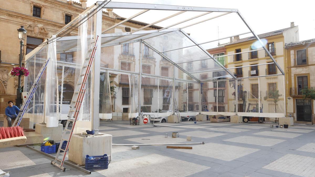 Esta mañana era instalada una carpa en a Plaza de España, que acogerá numerosos actos.