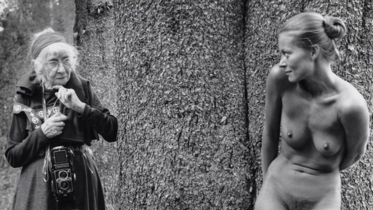 Fotografía de Judy Dater en la que capta el encuentro entre Imogen Cunningham y Twinka Thiebaud.