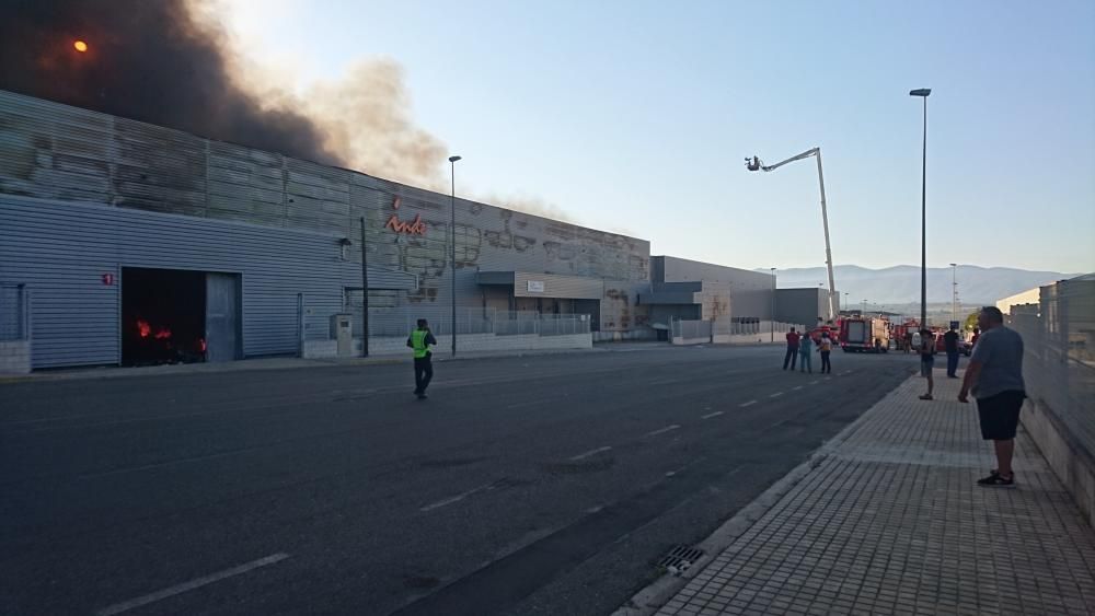 Un incendio devora una fábrica de plásticos en Olleria