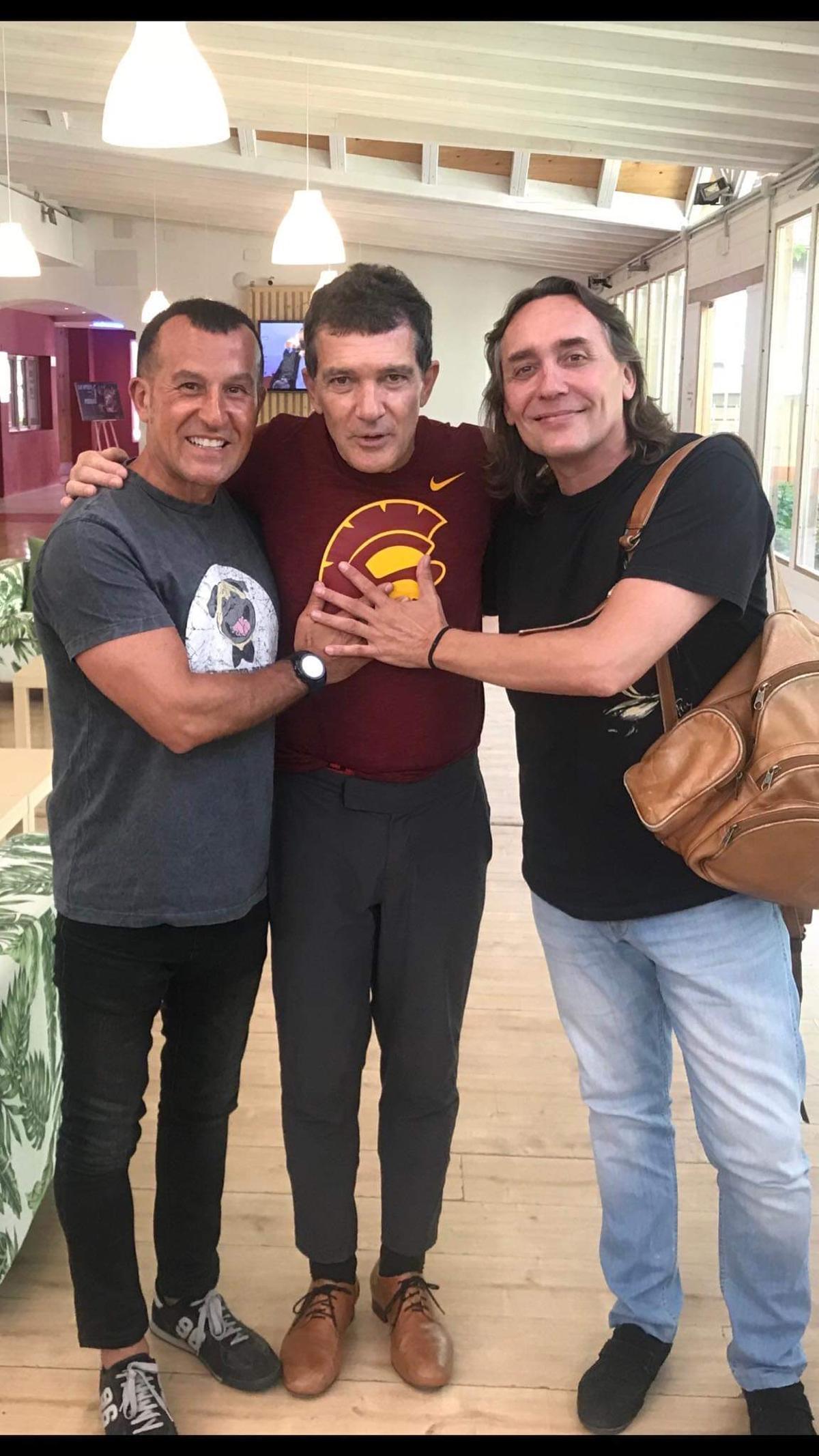 Richy Castellanos con Antonio Banderas, en el centro.