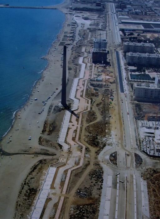 El 25 de mayo de 1999 salía a la calle el primer ejemplar de La Opinión de Málaga. Desde entonces, ha sido testigo del devenir histórico de las dos últimas décadas. Así era el paseo de Poniente