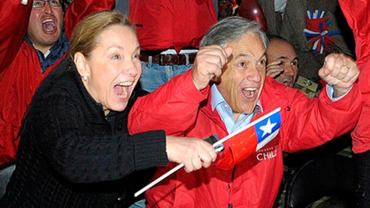 El president de Xile, Sebastián Piñera, i la seva dona, Cecilia Morel, celebren al seu país la victòria sobre Hondures en la primera fase.