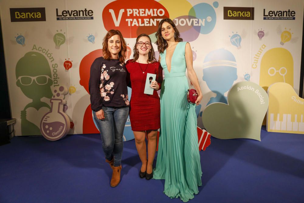 Los invitados posan en el photocall de los premios Talento Joven CV.