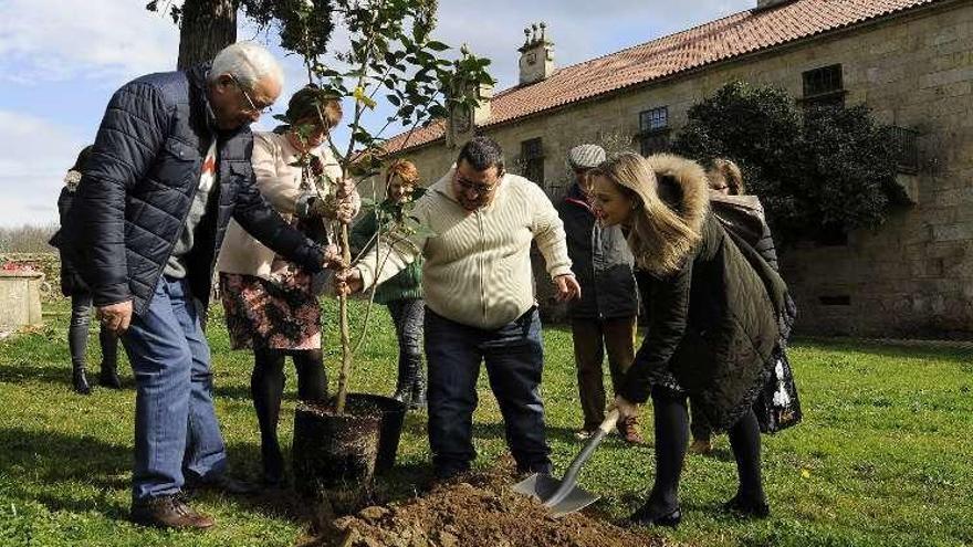 Celia Alonso, en la primera muestra de la camelia que tuvo lugar en Liñares en febrero del año pasado. // Bernabé/Javier Lalín