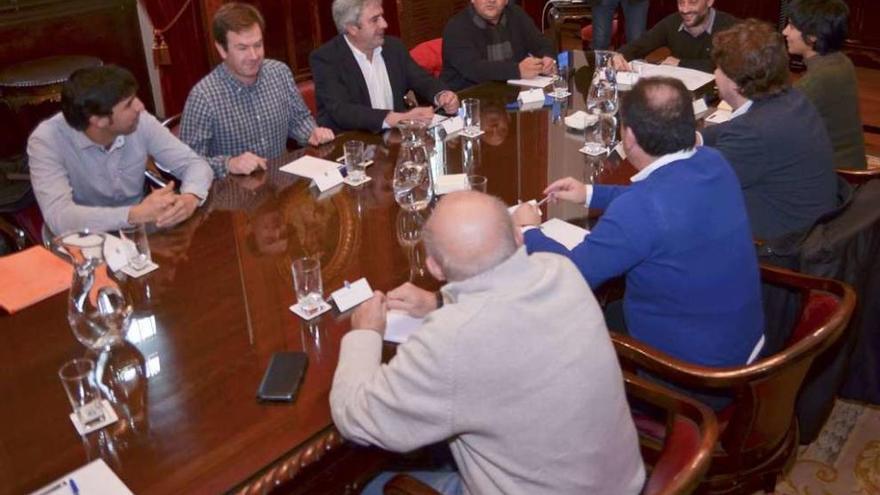 El alcalde coruñés, Xulio Ferreiro, con sus homólogos y representantes municipales de la comarca.