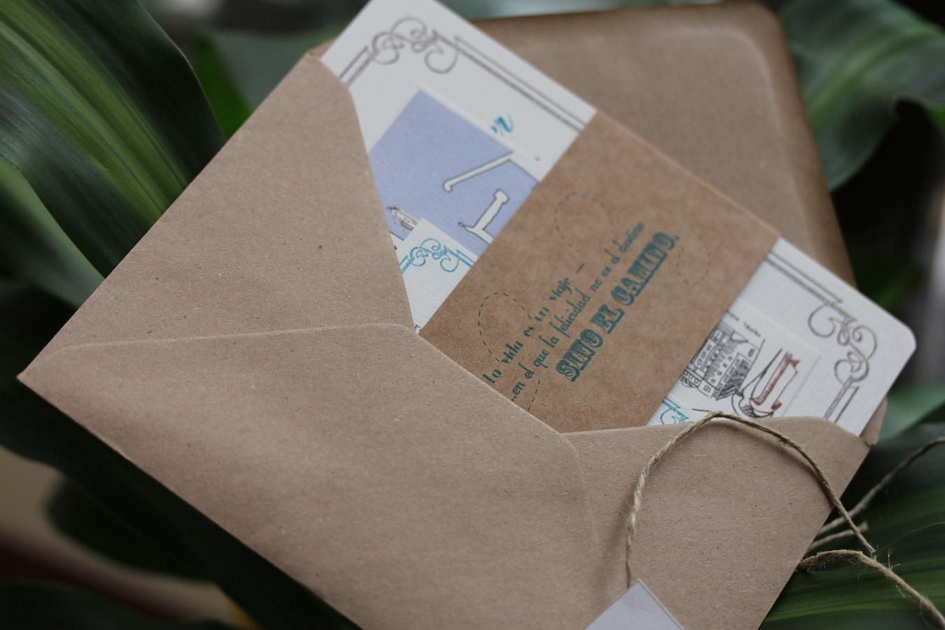 Invitaciones de boda con aire rústico: un cordón rodeando el sobre de la invitación será el detalle final ideal