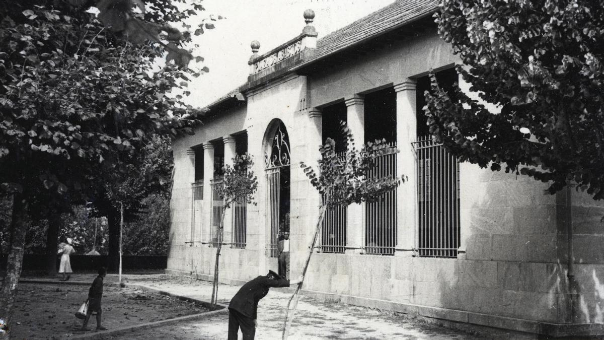 Fachada da Praza de Abastos o día da súa inauguración, en febreiro de 1952.