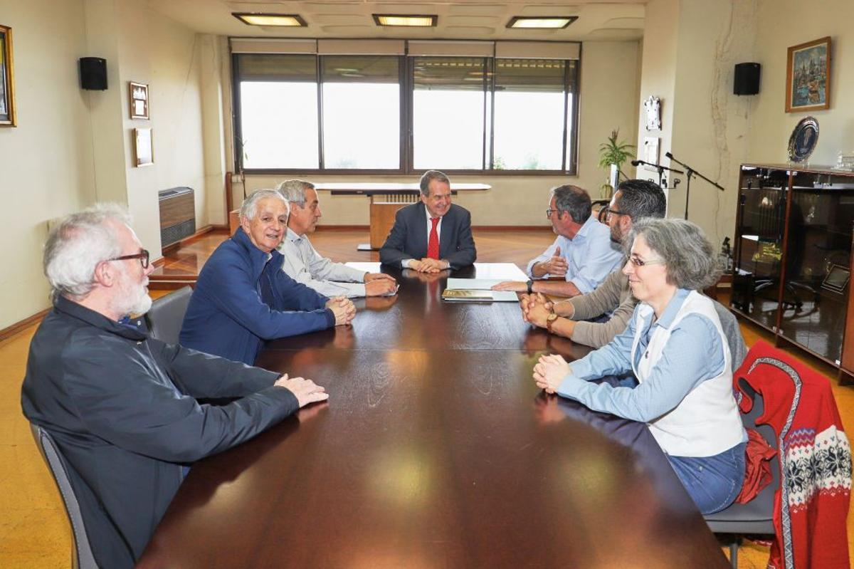 Caballero se reunió con integrantes de la Sociedad Jules Verne de Vigo.