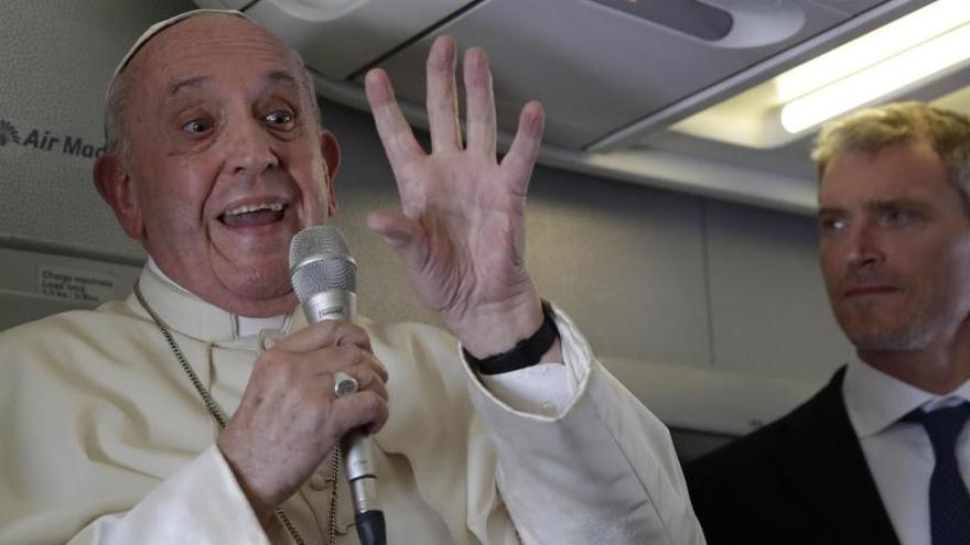 Francisco, durante su vuelo de regreso a Roma.