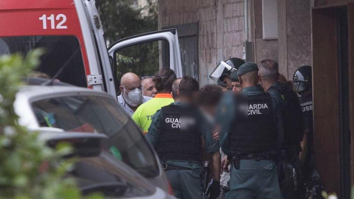 Un momento del operativo del pasado verano en Piedras Blancas, tras reducir al hombre.