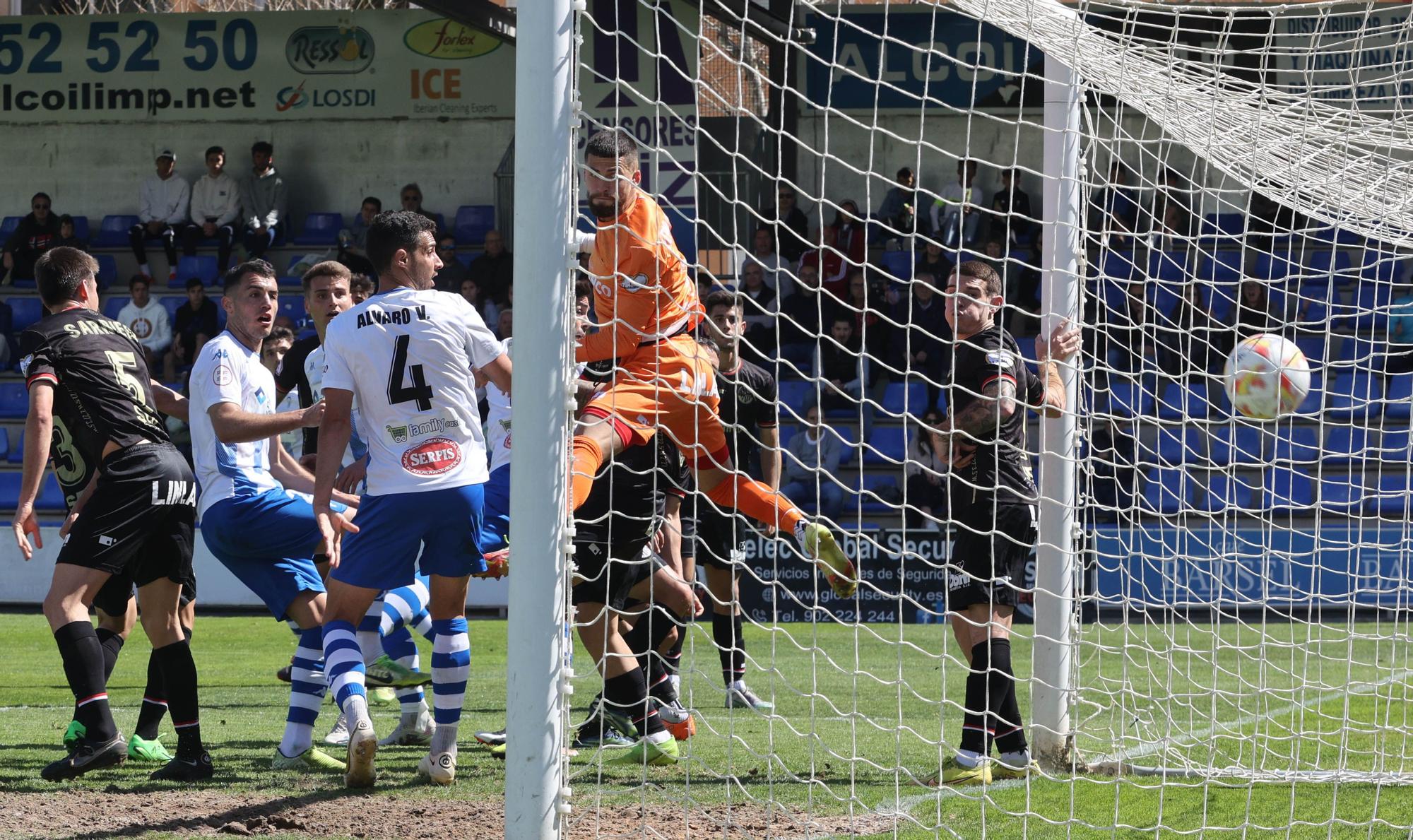 El Alcoyano se aleja del peligro (2-0)