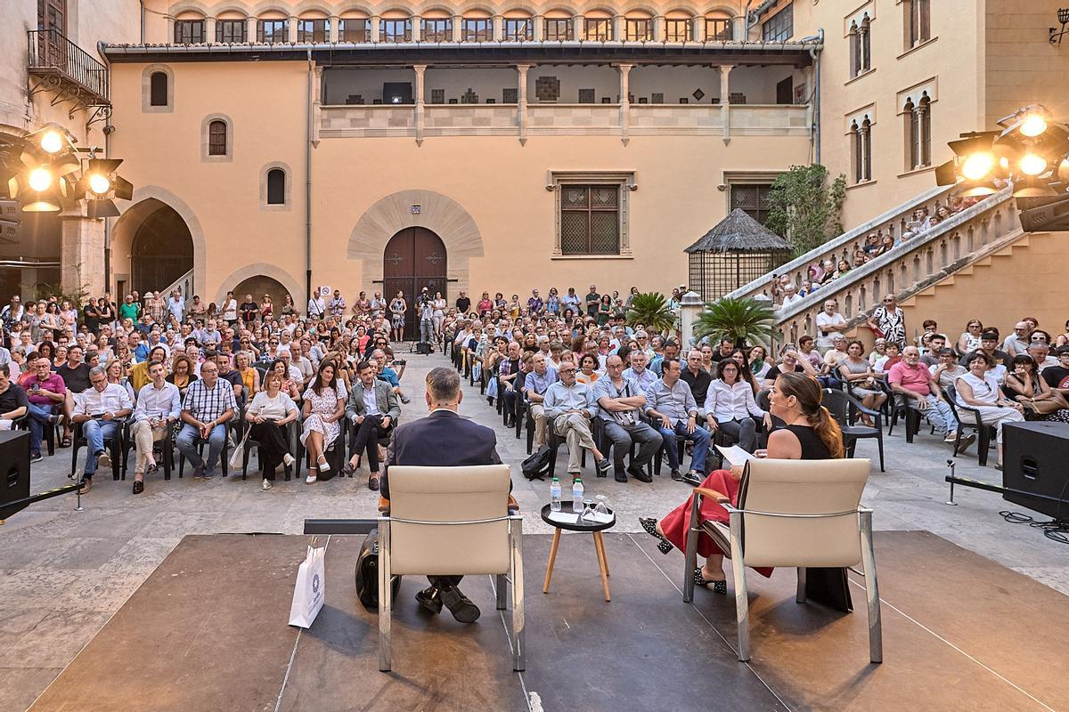 El Pati d'Armes se quedó pequeño para escuchar a Bosch.
