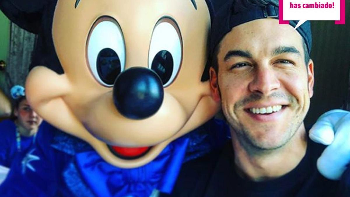 Mario Casas con Mickey Mouse