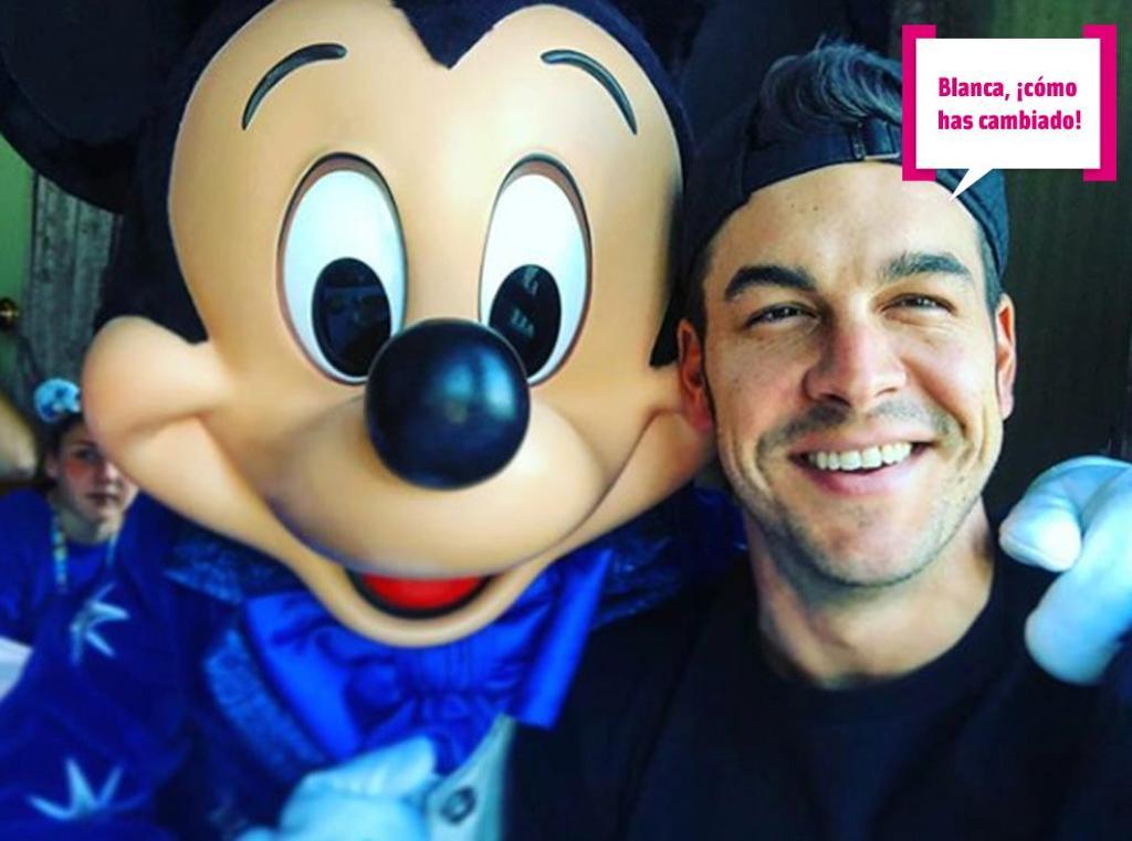 Mario Casas con Mickey Mouse
