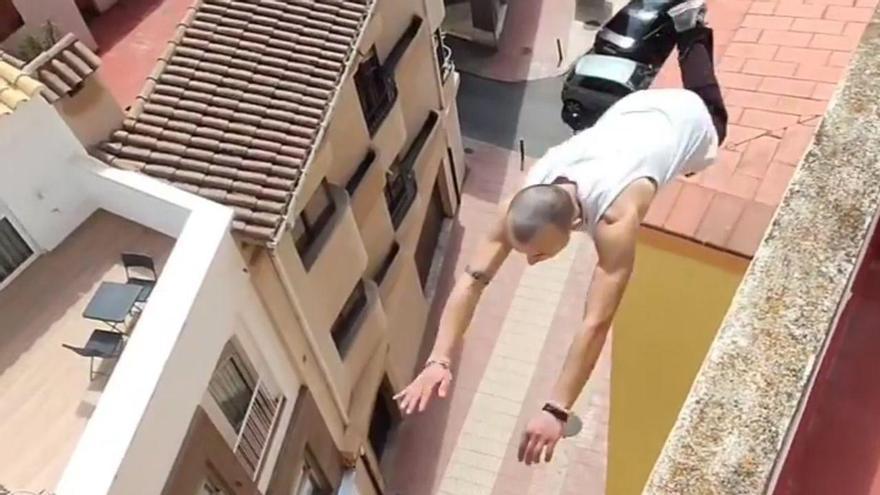 Luis Craciun practica parkour en Castelló