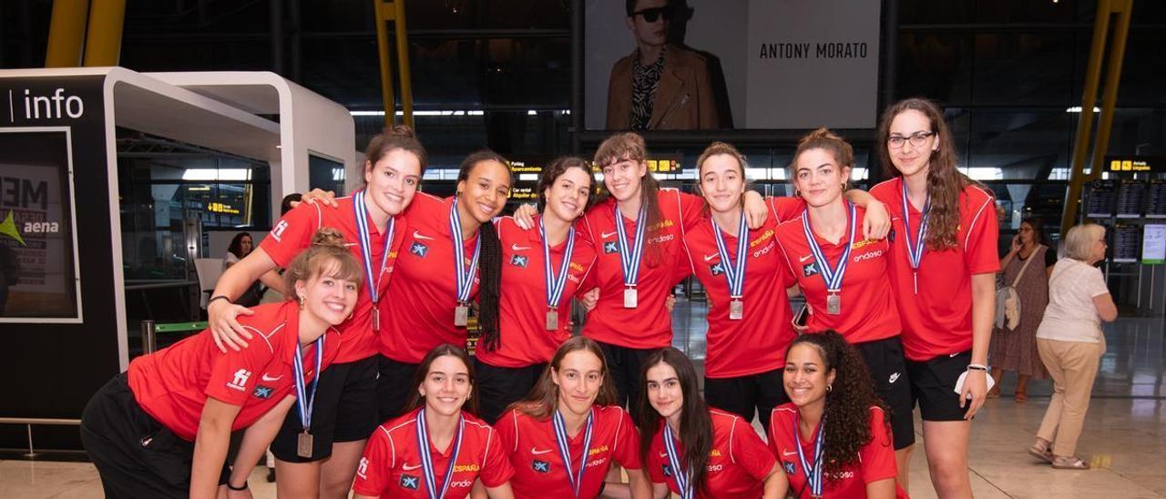 La selección U18, a su llegada a Madrid este lunes con Ariadna Termis la primera por la derecha.