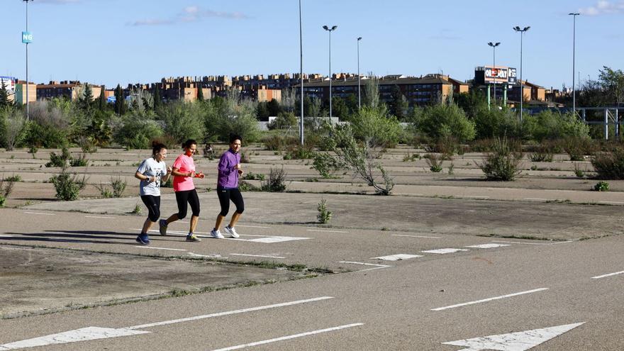 Estado actual del Parking Norte de la Expo, que debería recibir un importante lavado de cara para albergar un estadio portátil.