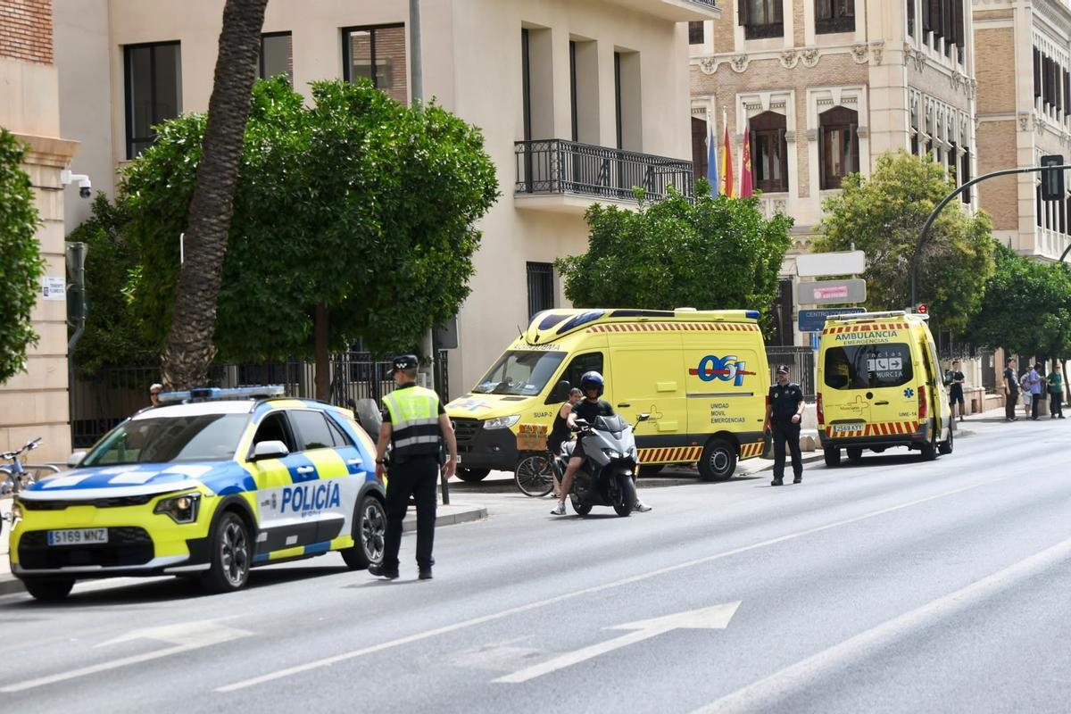 Una mujer de 54 años se desplomó en Teniente Flomesta este jueves por la mañana y quedó en parada: policías y sanitarios fueron al lugar.