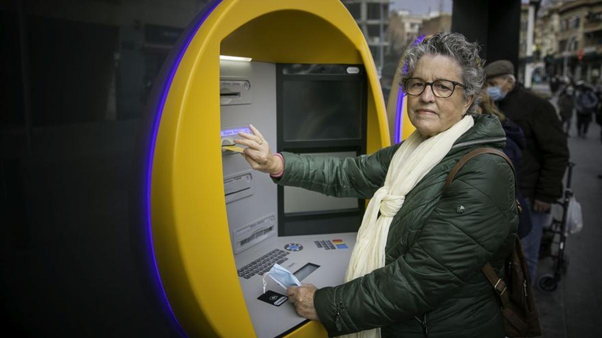 Teresa Franco, de SOS Gent Gran en un cajero, en Santa Coloma de Gramenet.