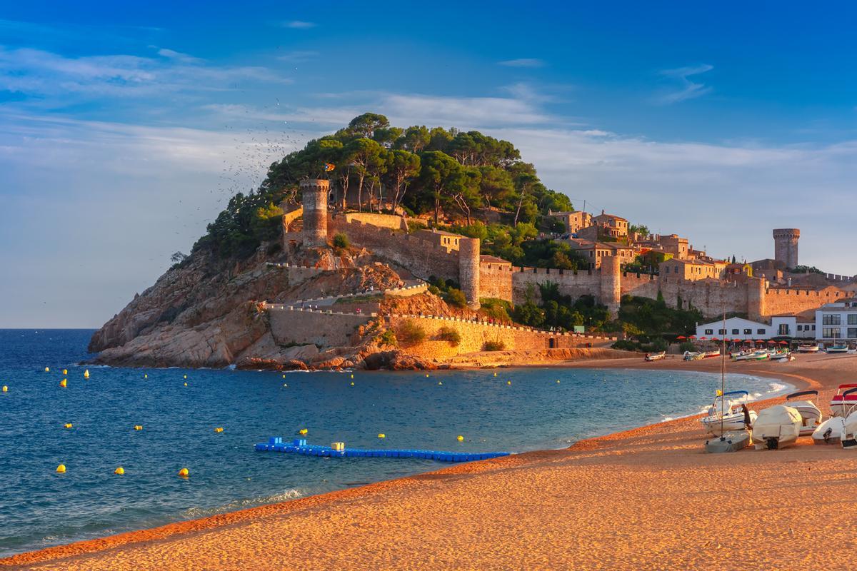 El pueblo medieval situado frente al mar con un impresionante recinto amurallado