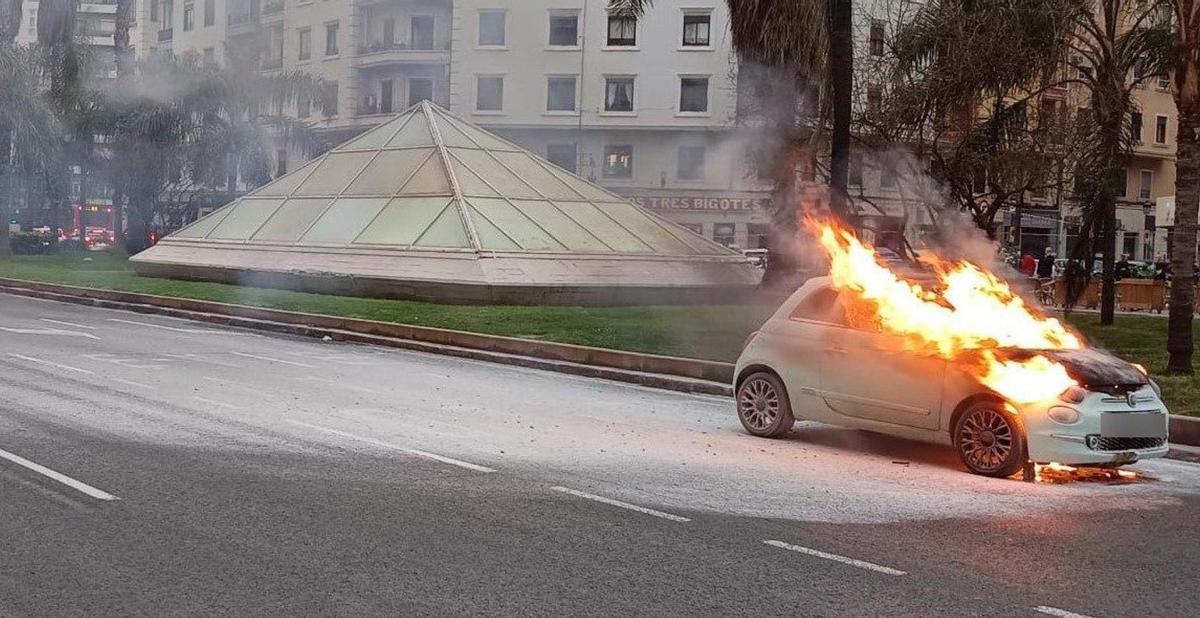 Sofocan un coche incendiado en la Gran Vía de Fernando el Católico