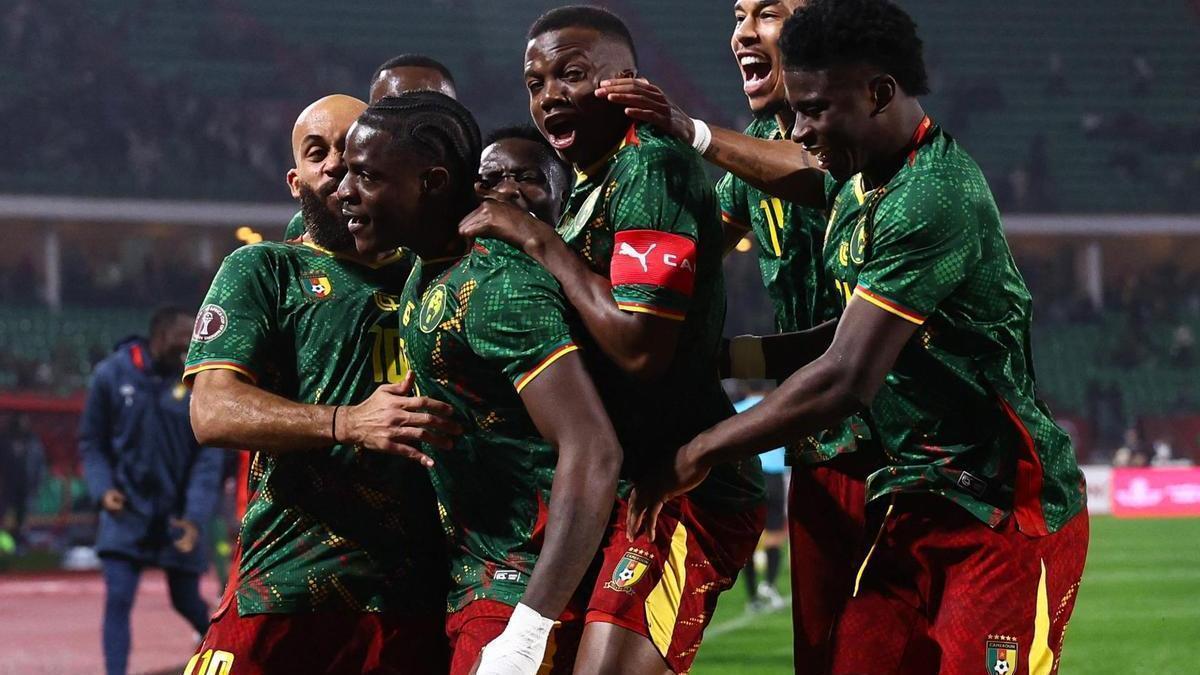 Camerún celebra el gol