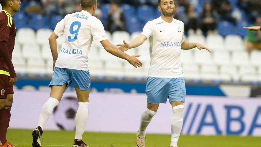 Lucas y Aspas, este de espaldas, se saludan en Riazor en el partido que Galicia disputó contra Venezuela.