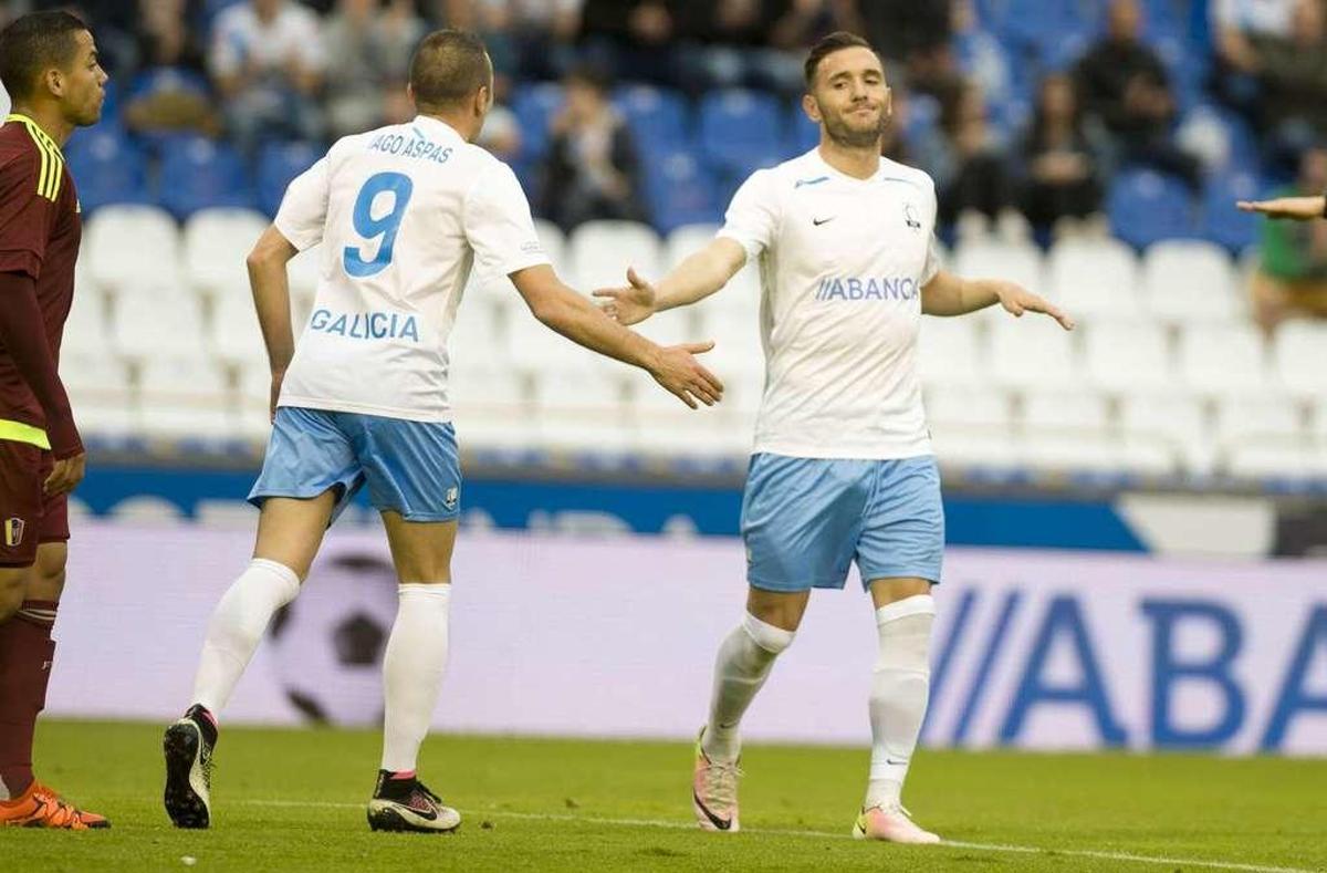 Lucas y Aspas, este de espaldas, se saludan en Riazor en el partido que Galicia disputó contra Venezuela.