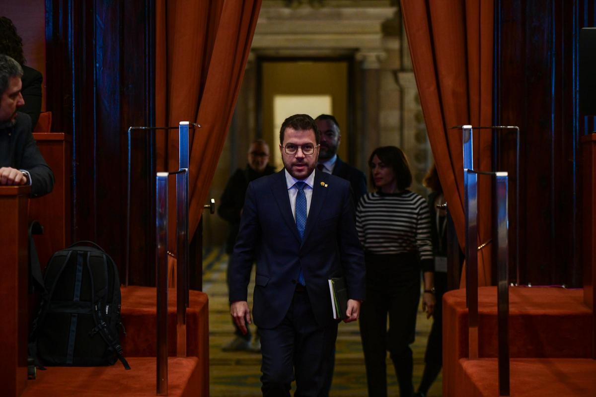 El president Pere Aragonès llegando a la reunión de su grupo en el Parlament.